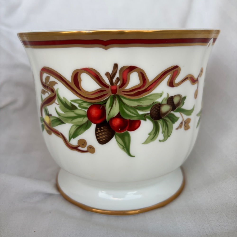 Authentic Tiffany & Co Holiday Garland Cache-Pot/Vase in White, Red, and Gold